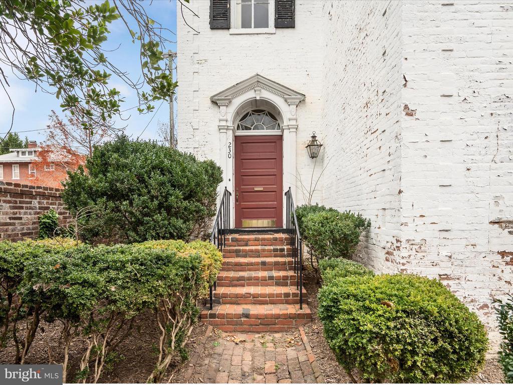 230 W Boscawen Street, Winchester, Virginia, 22601, United States, ,Residential,For Sale,230 W Boscawen Street,1660726