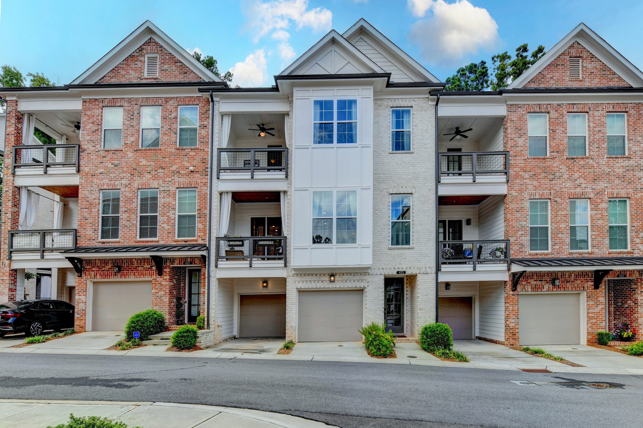  Welcome Home to this Magnificent Three-Story Townhome - 物件實景