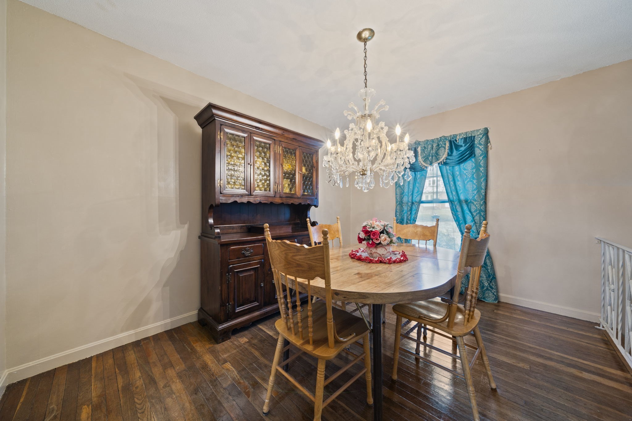 Braintree, Massachusetts, 02184, United States, 3 Bedrooms Bedrooms, ,2 BathroomsBathrooms,Residential,For Sale,2005406