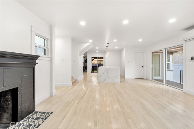 Long Beach, California, 90813, United States, 3 Bedrooms Bedrooms, ,4 BathroomsBathrooms,Residential,For Sale,1990787