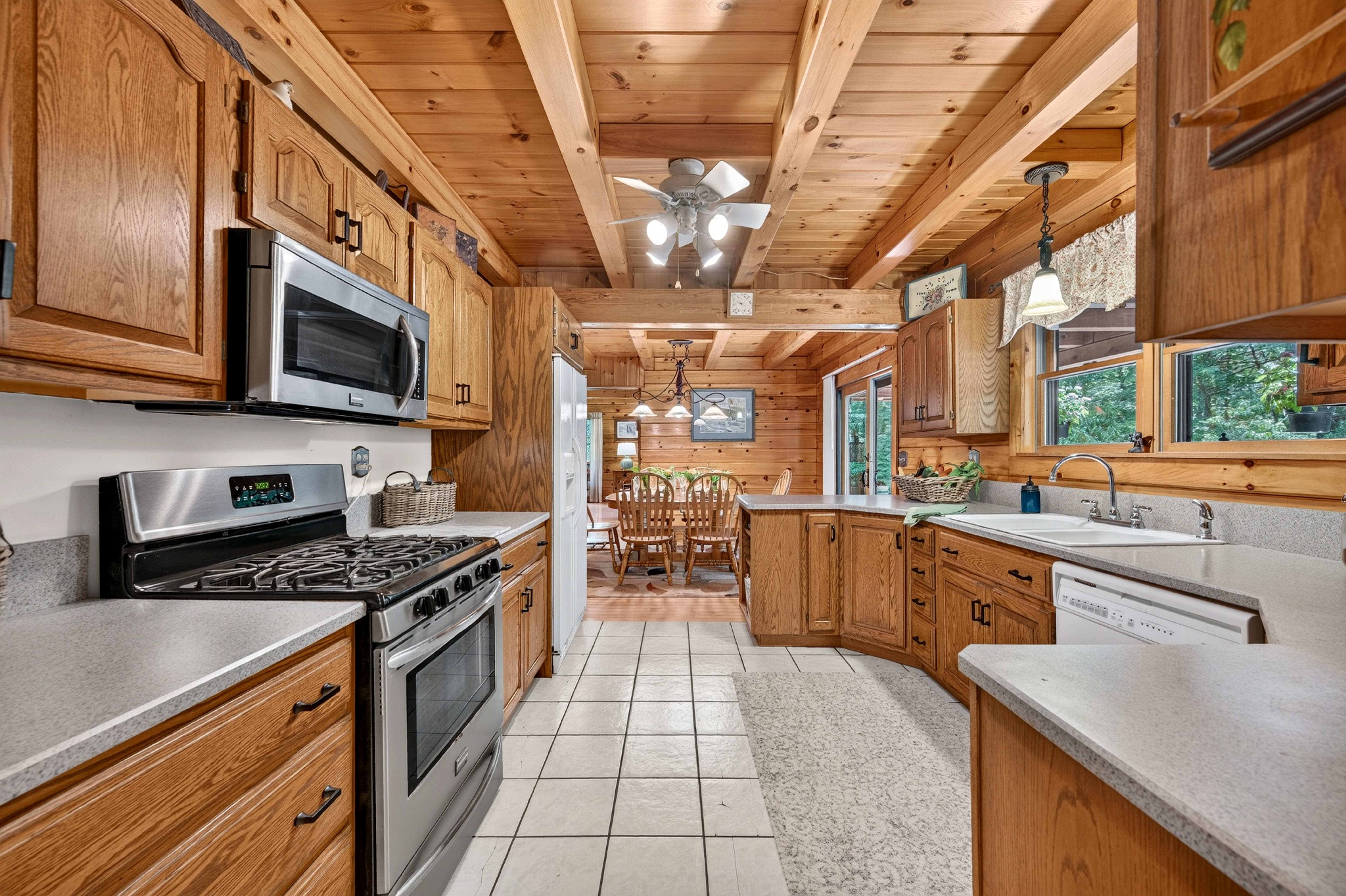  Tucked within four private, tranquil acres, this charming rustic log home offers - 物件實景