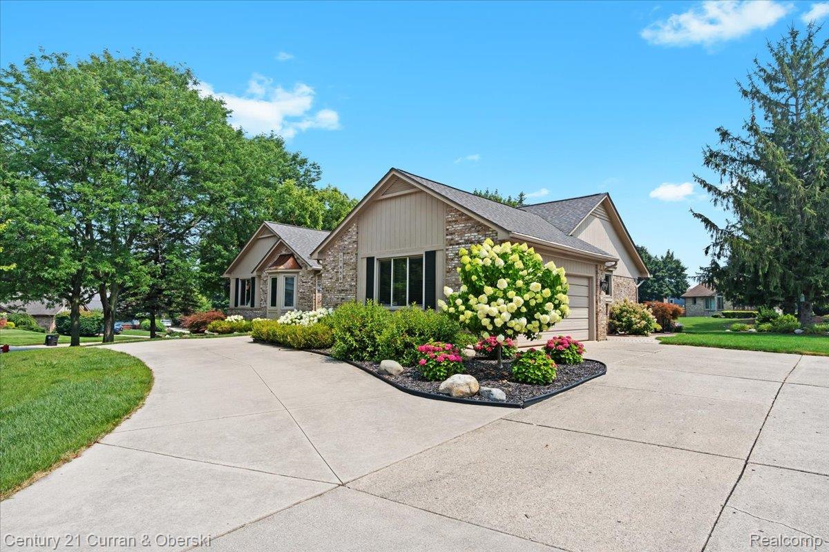 Northville, Michigan, 48168, United States, 3 Bedrooms Bedrooms, ,4 BathroomsBathrooms,Residential,For Sale,1921714