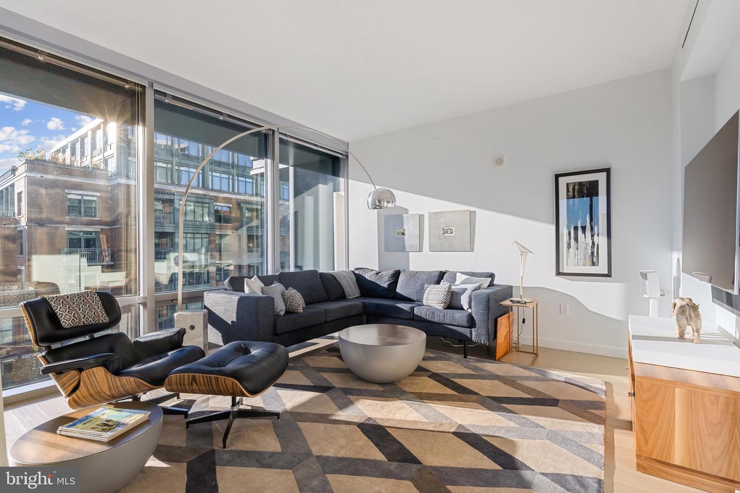 Washington, District of Columbia, 20037, United States, 3 Bedrooms Bedrooms, ,3 BathroomsBathrooms,Residential,For Sale,1961771