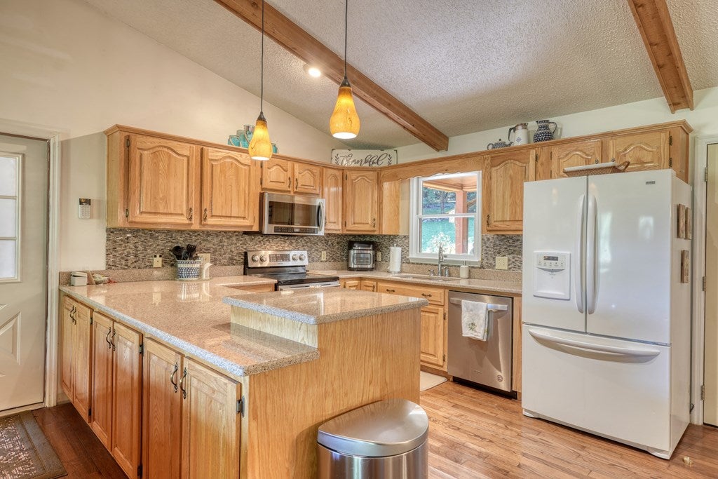 Blairsville, Georgia, 30512, United States, 2 Bedrooms Bedrooms, ,2 BathroomsBathrooms,Residential,For Sale,1932142
