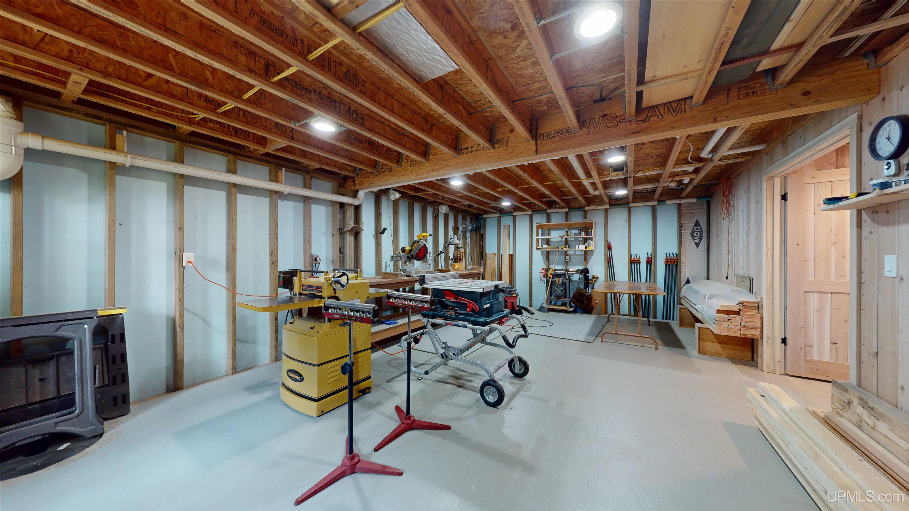 Marquette, Michigan, 49855, United States, 2 Bedrooms Bedrooms, ,4 BathroomsBathrooms,Residential,For Sale,1892873