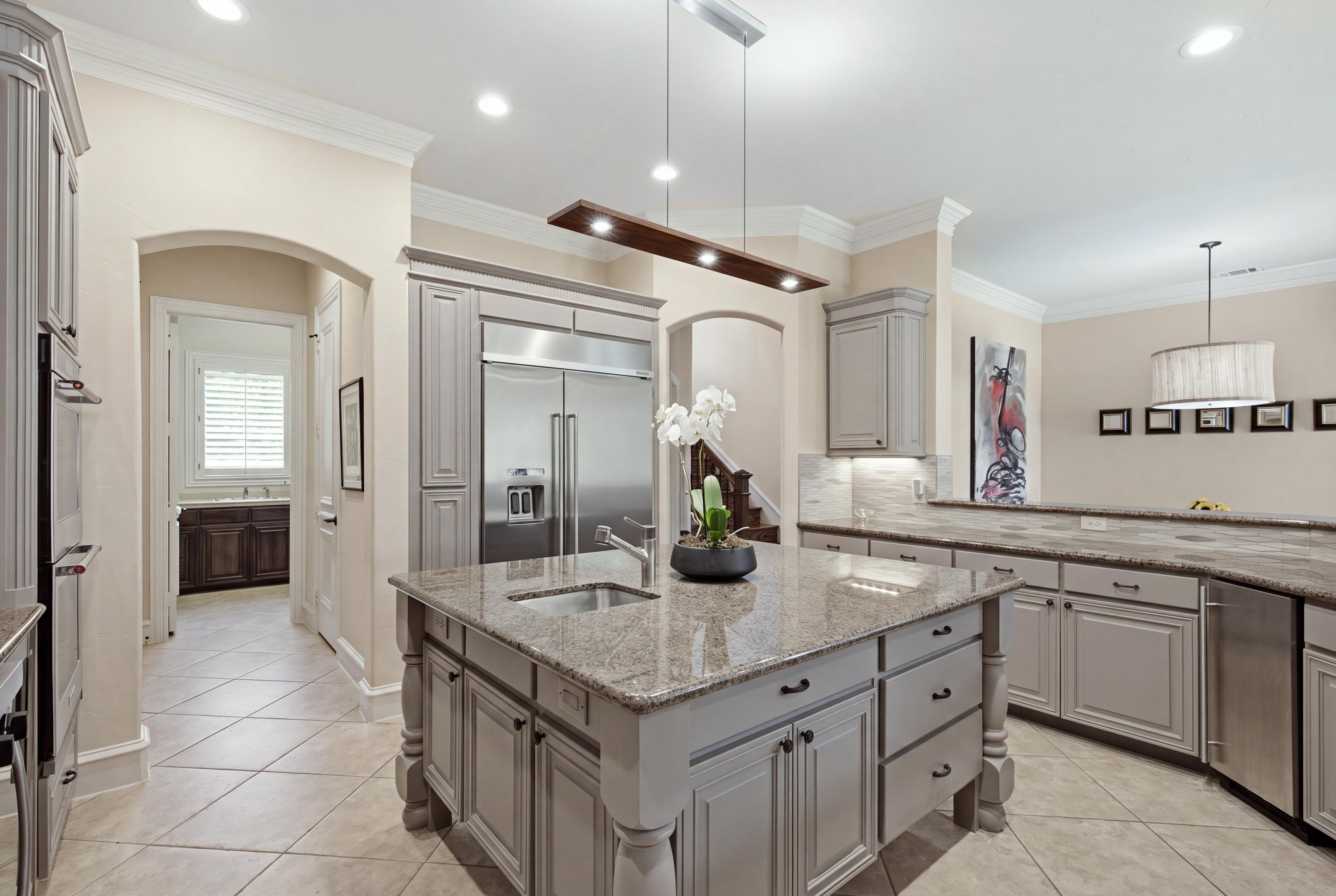  Preston Hollow Home with Pool, Primary Suite Down, 3-Car Garage & Solar - 物件實景