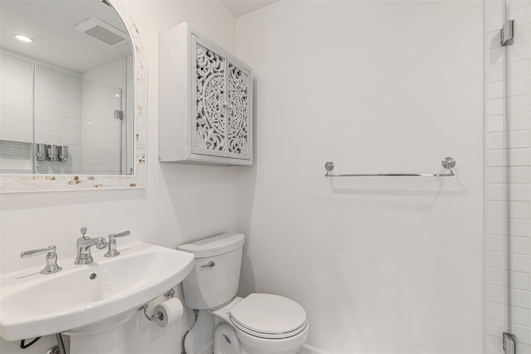  ?Sutton Woods? Beautifully Updated End Unit Townhome - 物件實景