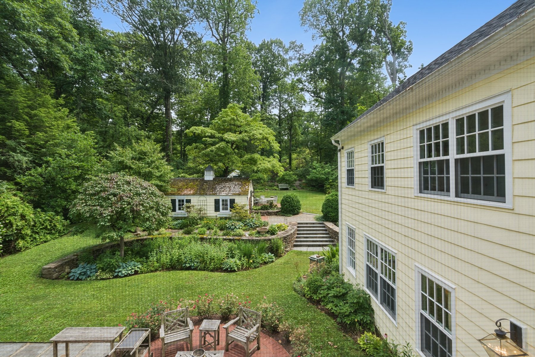  Colonial Offers Exceptional Quality and Workmanship Along With a Garden Oasis - 物件實景