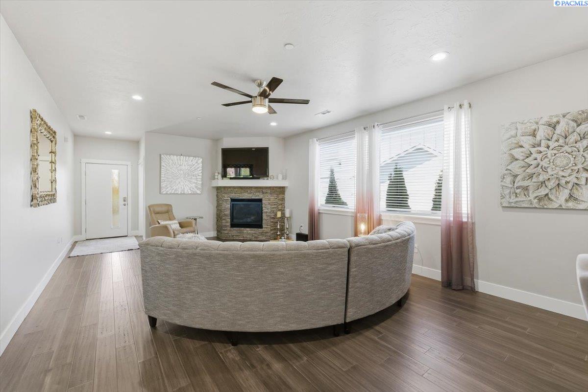 Richland, Washington, 99352, United States, 3 Bedrooms Bedrooms, ,2 BathroomsBathrooms,Residential,For Sale,1991630