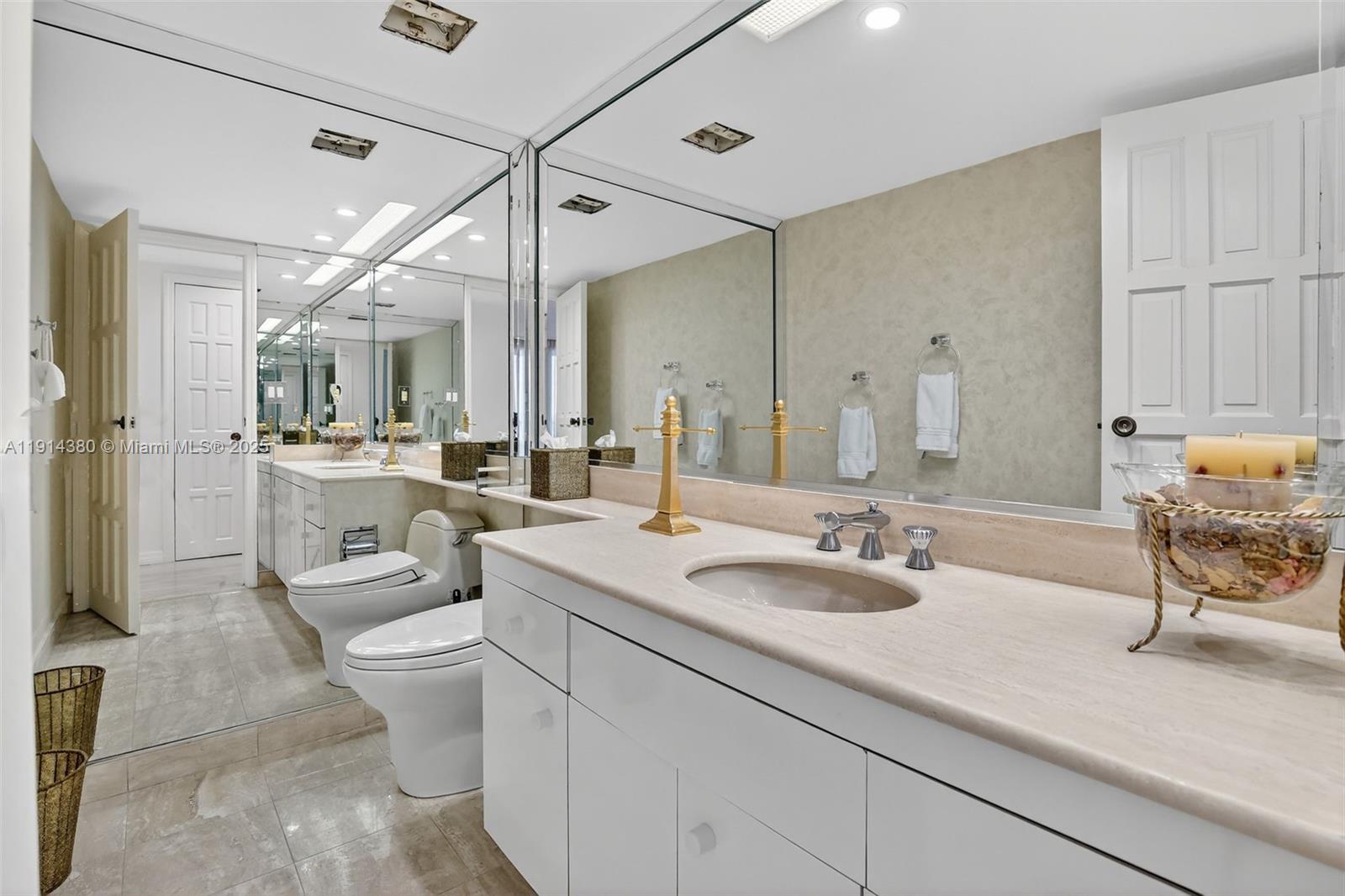 Aventura, Florida, 33180, United States, 3 Bedrooms Bedrooms, ,3 BathroomsBathrooms,Residential,For Sale,1994376