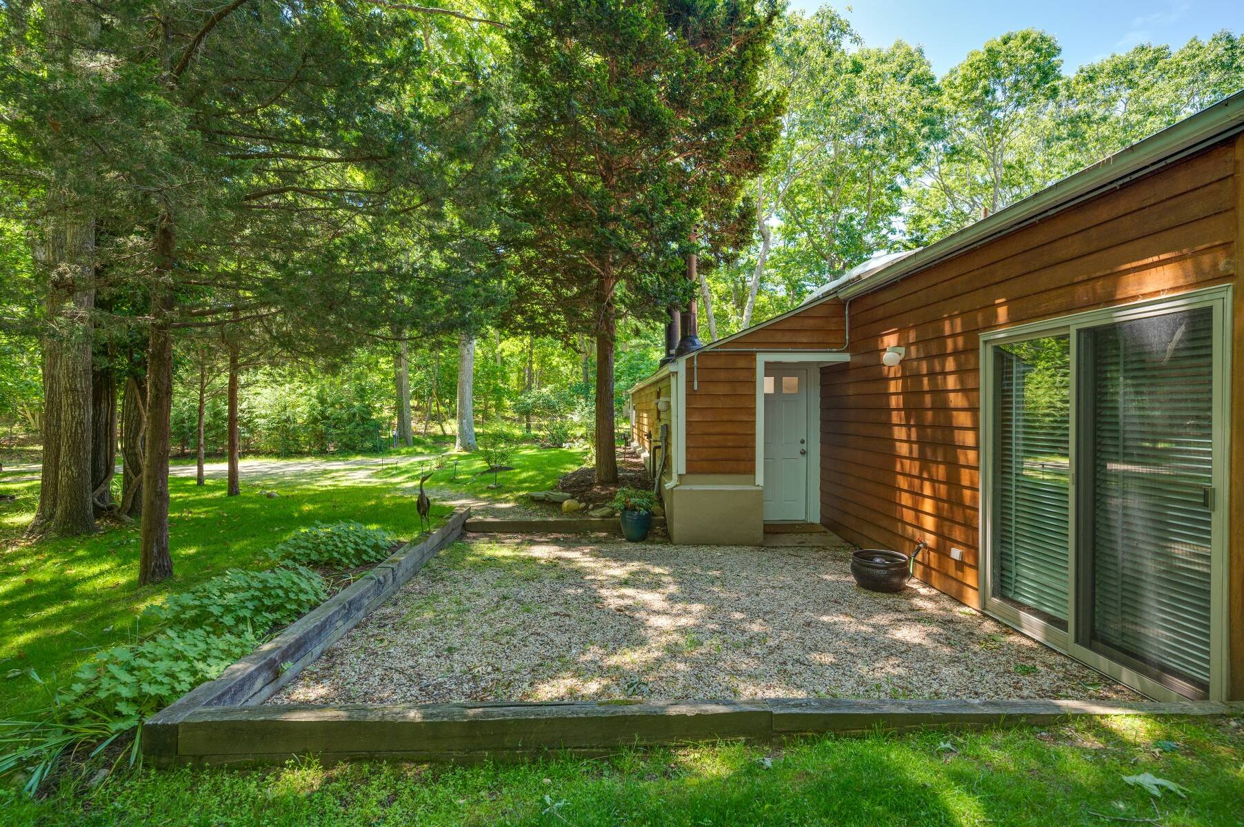  Architectural Distinction in a Private Garden Setting - 物件實景