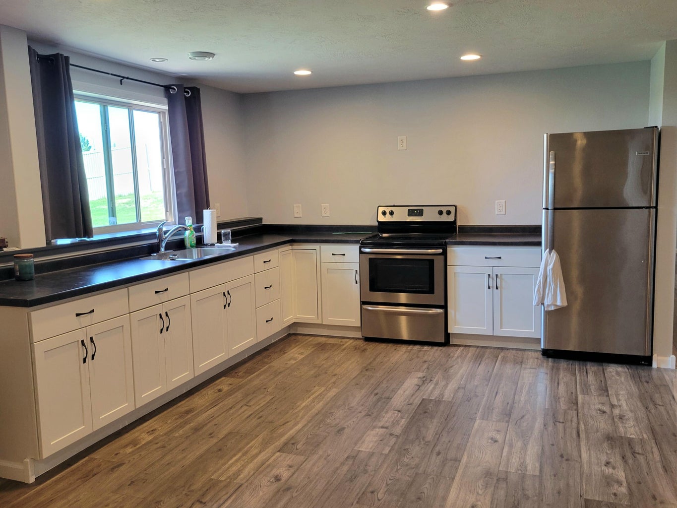 Aberdeen, South Dakota, 57401, United States, 5 Bedrooms Bedrooms, ,4 BathroomsBathrooms,Residential,For Sale,1931834