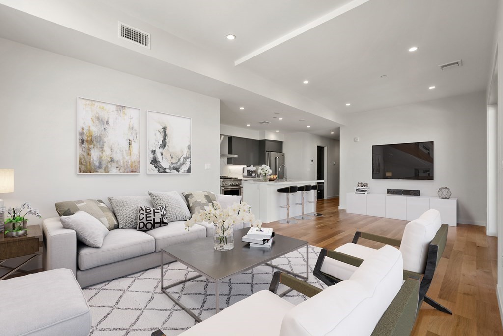 Boston, Massachusetts, 02127, United States, 2 Bedrooms Bedrooms, ,2 BathroomsBathrooms,Residential,For Sale,1916943