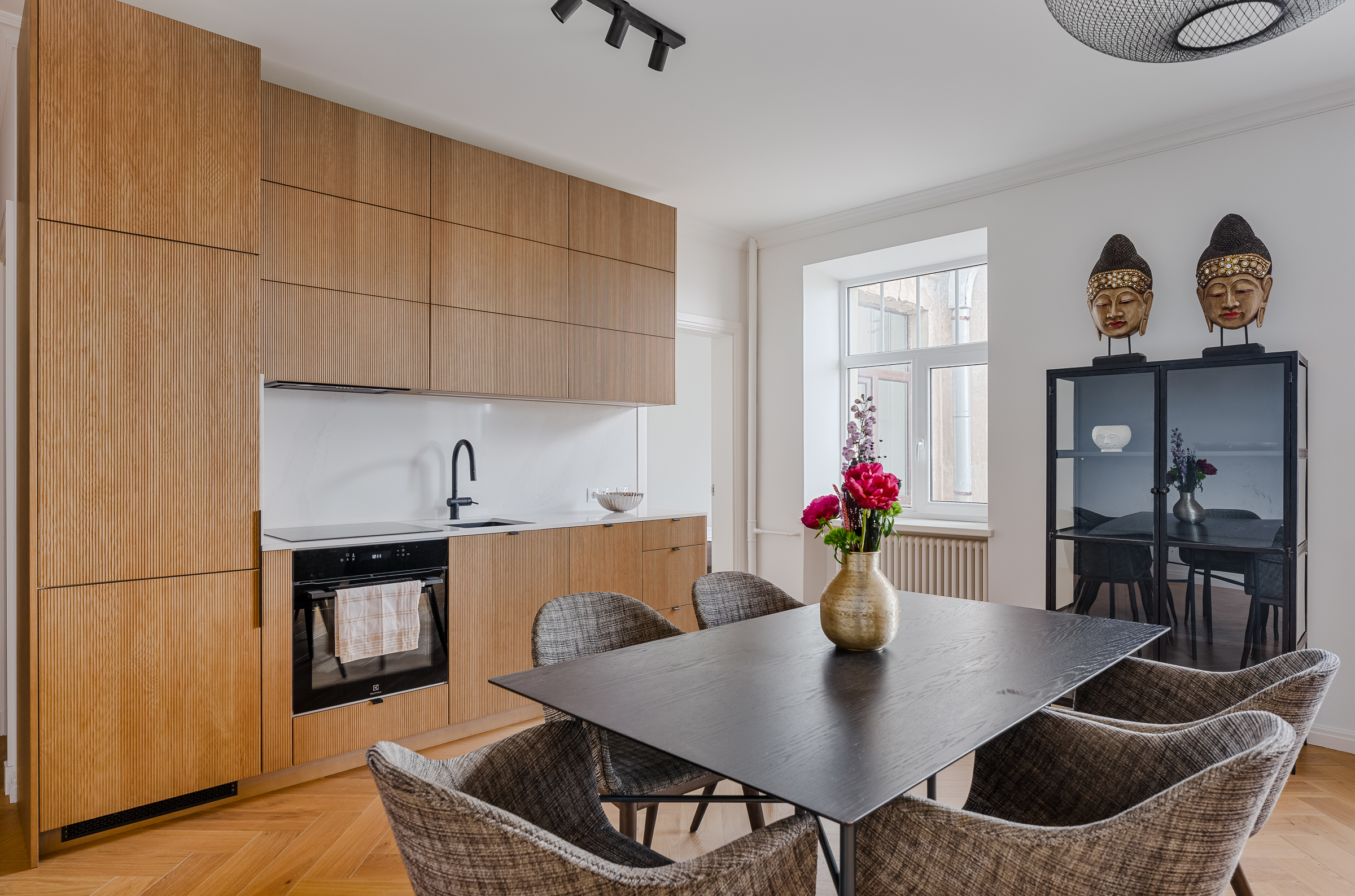 An elegant, modern three-room apartment