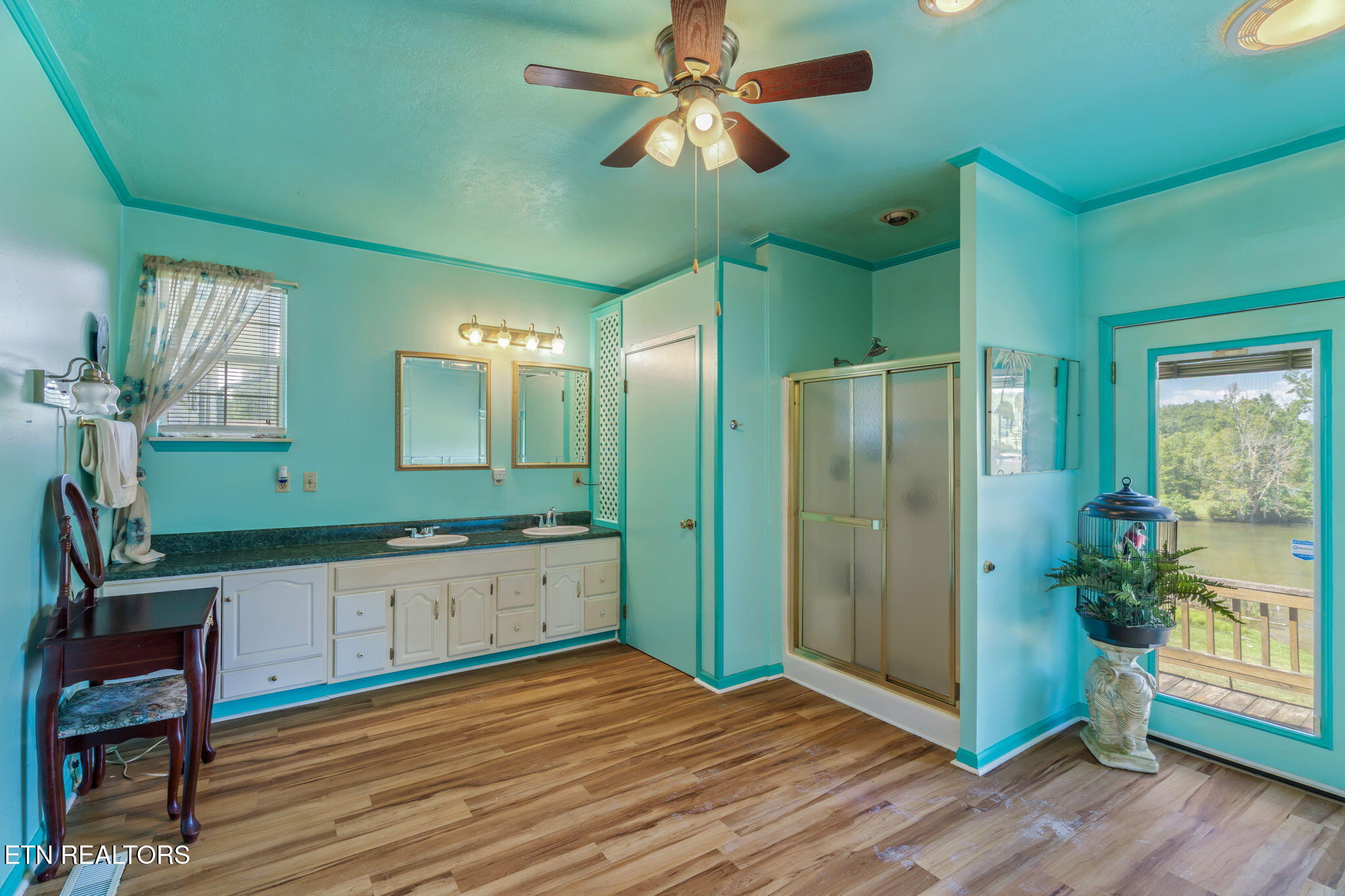 Kingston, Tennessee, 37763, United States, 3 Bedrooms Bedrooms, ,2 BathroomsBathrooms,Residential,For Sale,1891153