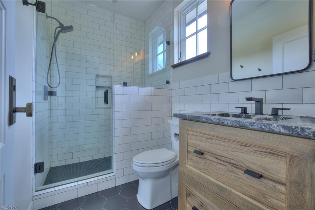 Williamstown, West Virginia, 26187, United States, 5 Bedrooms Bedrooms, ,8 BathroomsBathrooms,Residential,For Sale,1980118