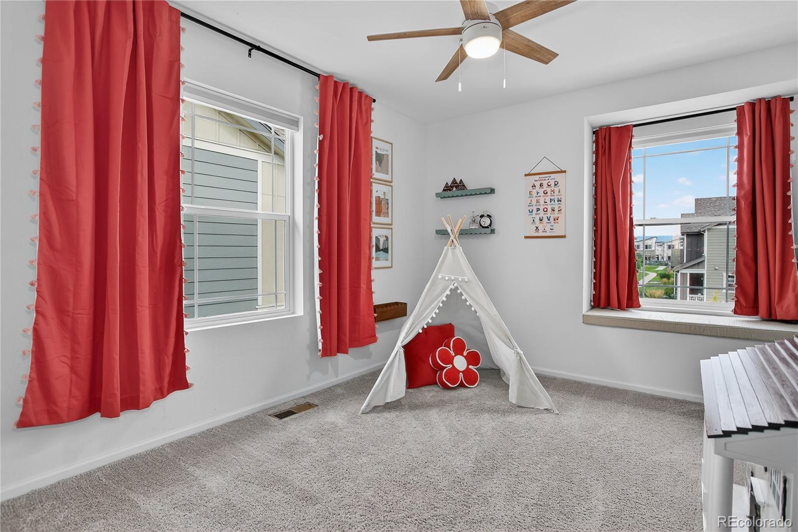 Longmont, Colorado, 80504, United States, 3 Bedrooms Bedrooms, ,2 BathroomsBathrooms,Residential,For Sale,1950187