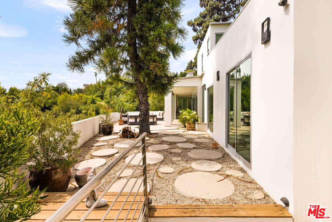 Los Angeles, California, 90046, United States, 4 Bedrooms Bedrooms, ,4 BathroomsBathrooms,Residential,For Sale,1912038