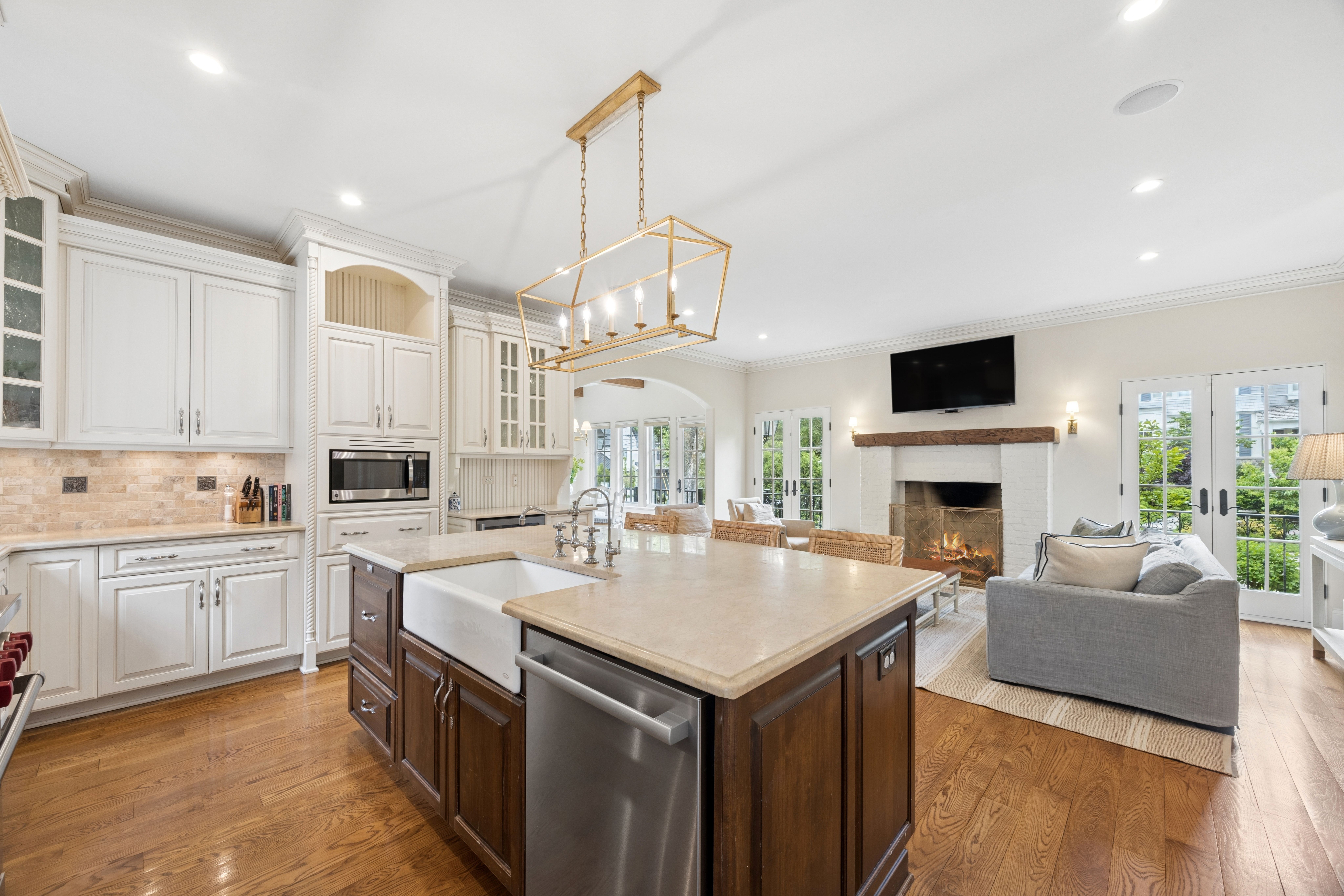  Timeless Architectural Detail with Warm, Inviting Living Spaces - 物件實景