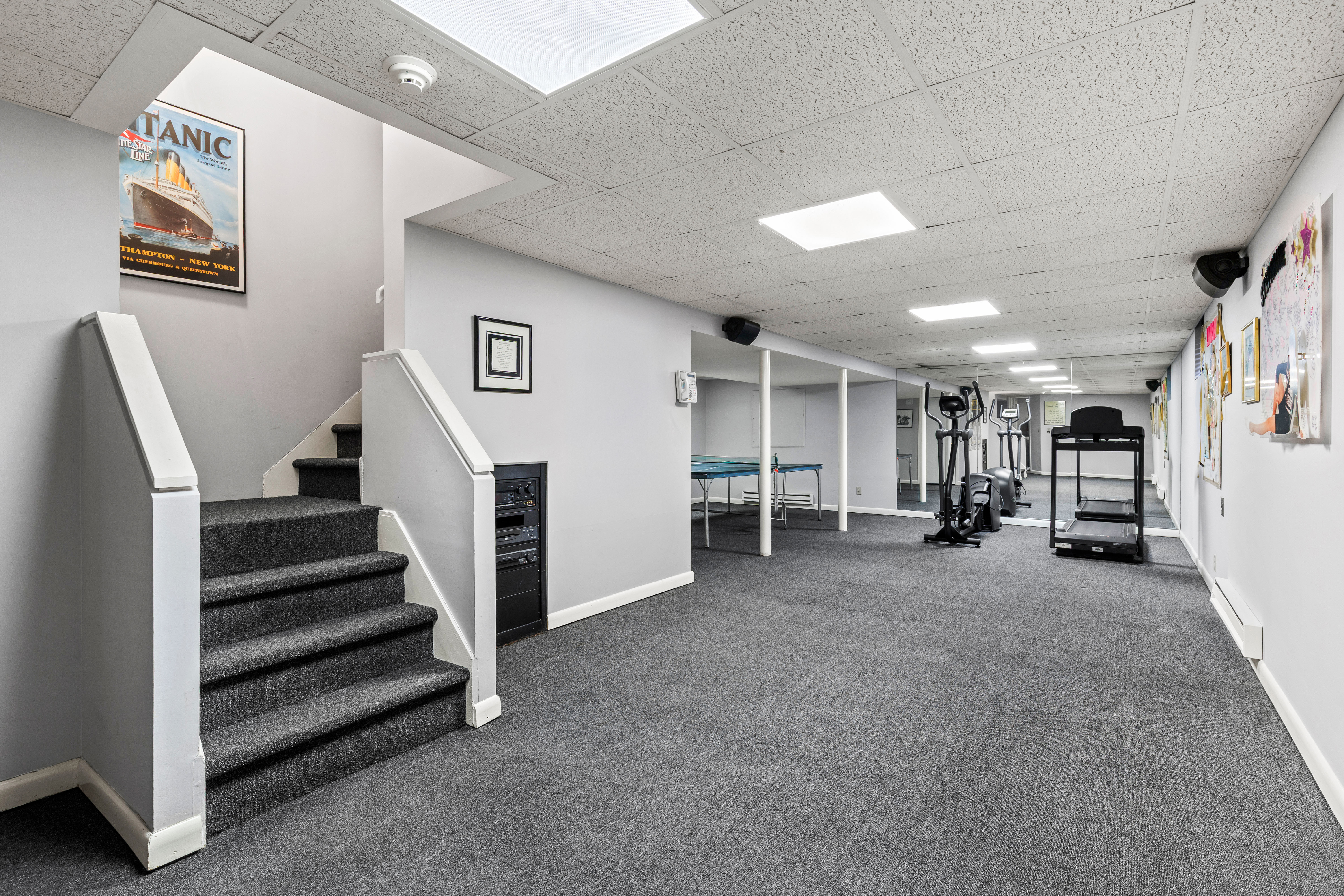  A beautiful, gracious colonial with a circular driveway. - 物件實景