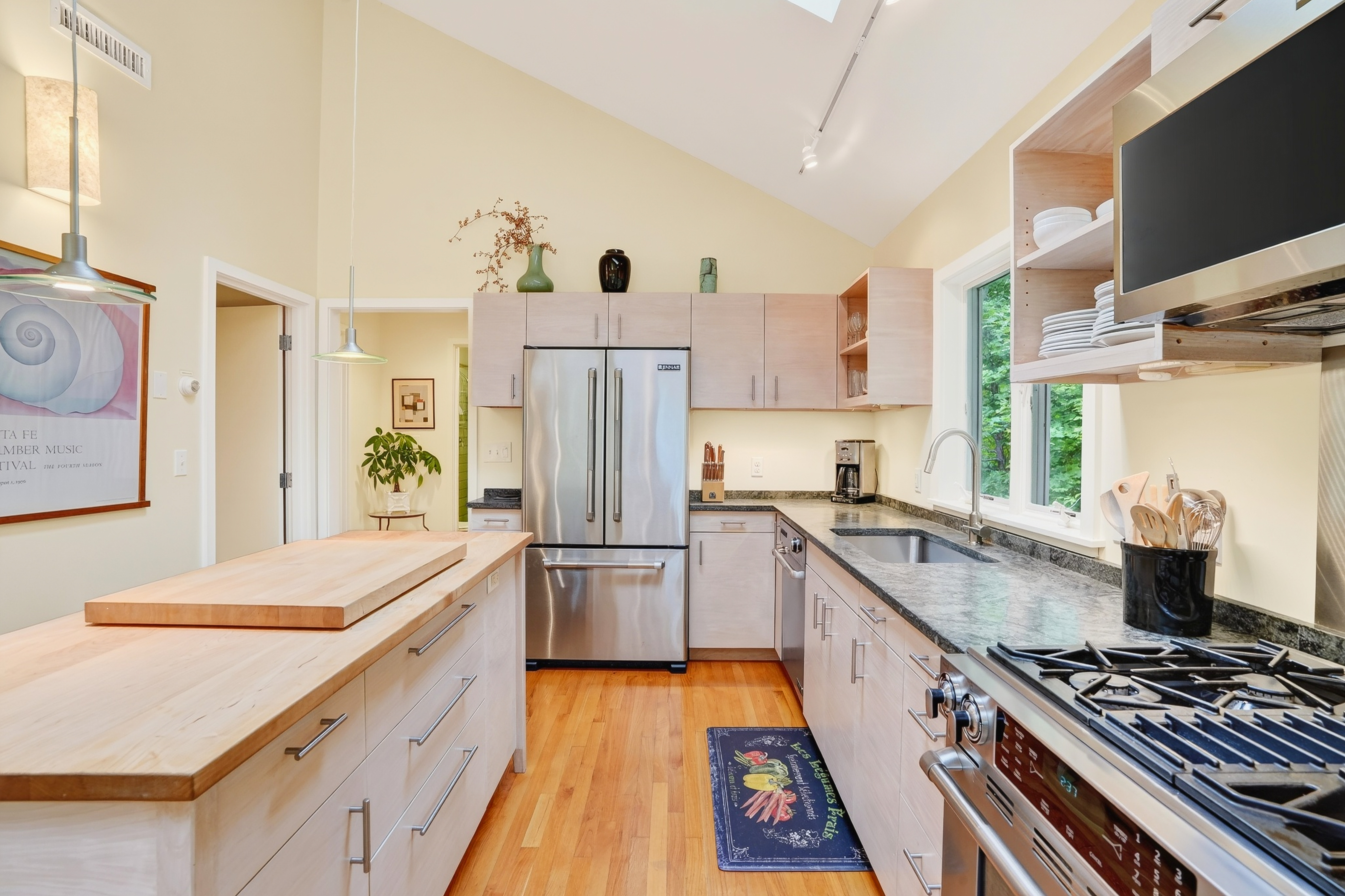  Custom Crafted Contempory in Quiet Neighborhood - 物件實景