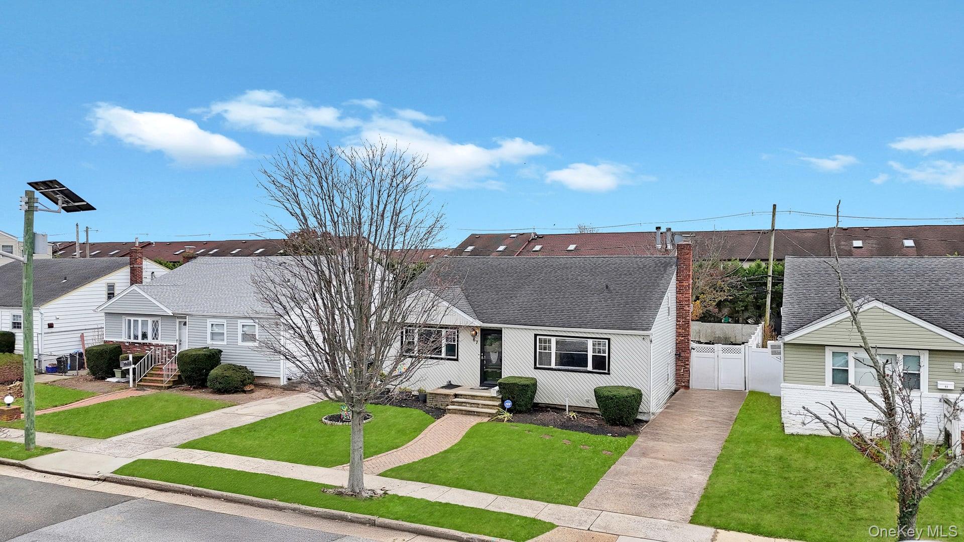 Freeport, New York, 11520, United States, 3 Bedrooms Bedrooms, ,2 BathroomsBathrooms,Residential,For Sale,1998348