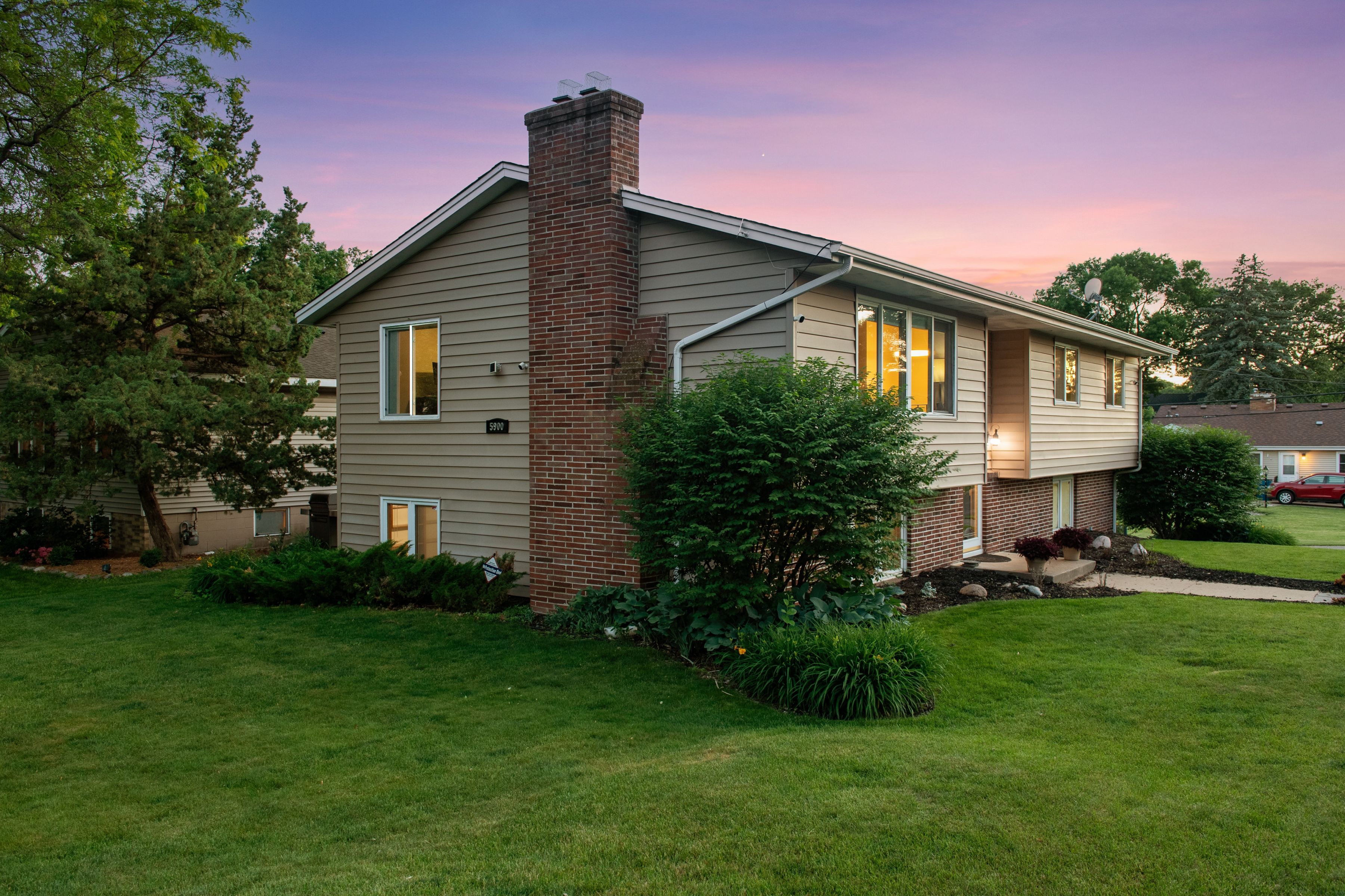  Classic Edina Charm With Room to Make Yours - 物件實景
