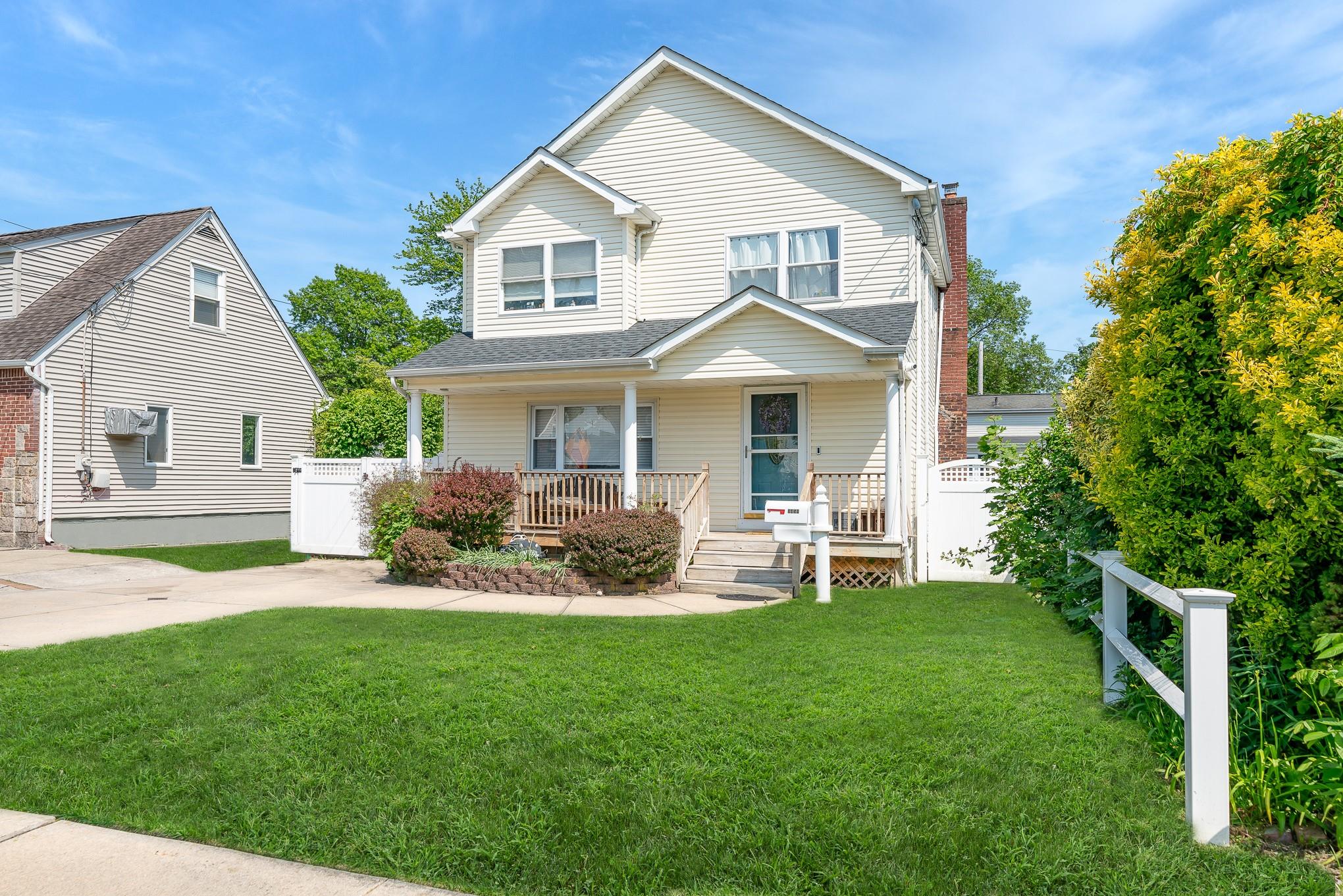 Merrick, New York, 11566, United States, 4 Bedrooms Bedrooms, ,2 BathroomsBathrooms,Residential,For Sale,1931896
