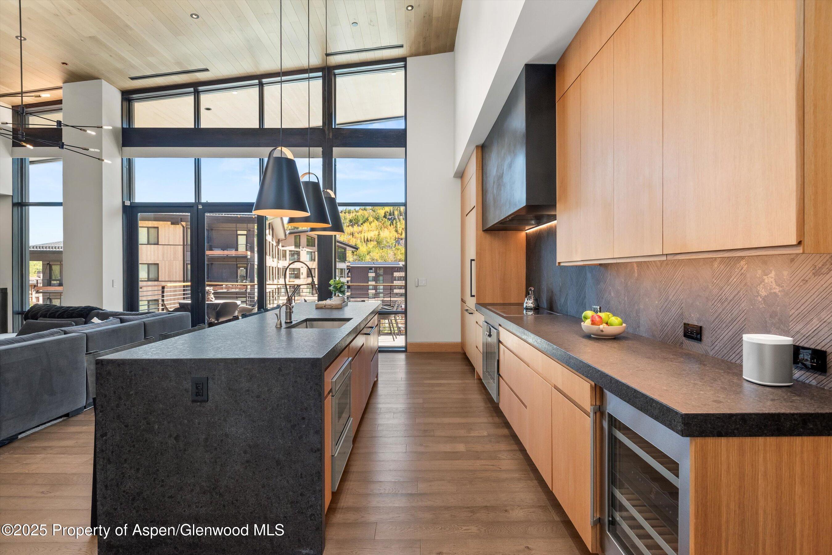 Snowmass Village, Colorado, 81615, United States, 3 Bedrooms Bedrooms, ,3 BathroomsBathrooms,Residential,For Sale,1997105