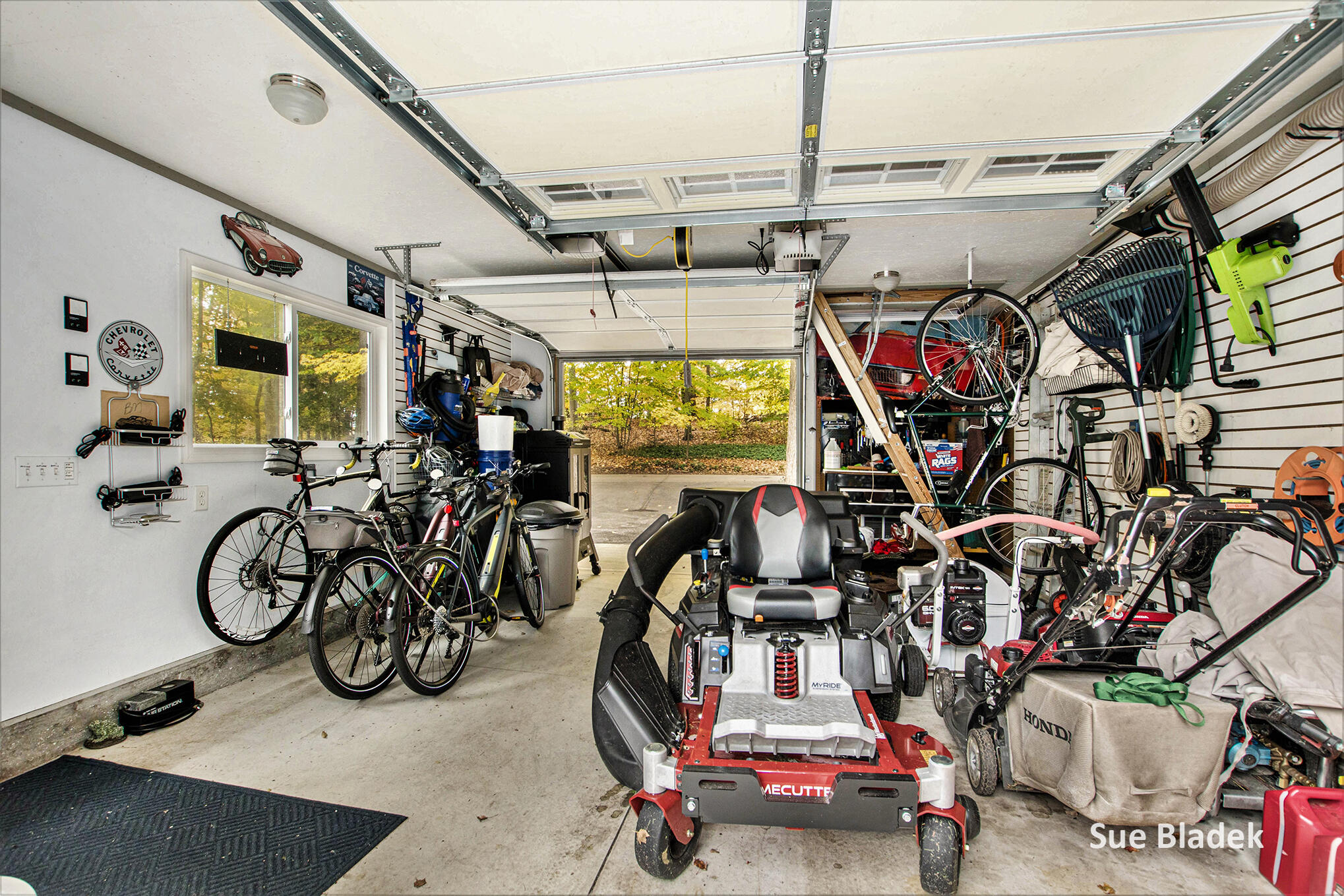 Holland, Michigan, 49424, United States, 3 Bedrooms Bedrooms, ,3 BathroomsBathrooms,Residential,For Sale,1989003