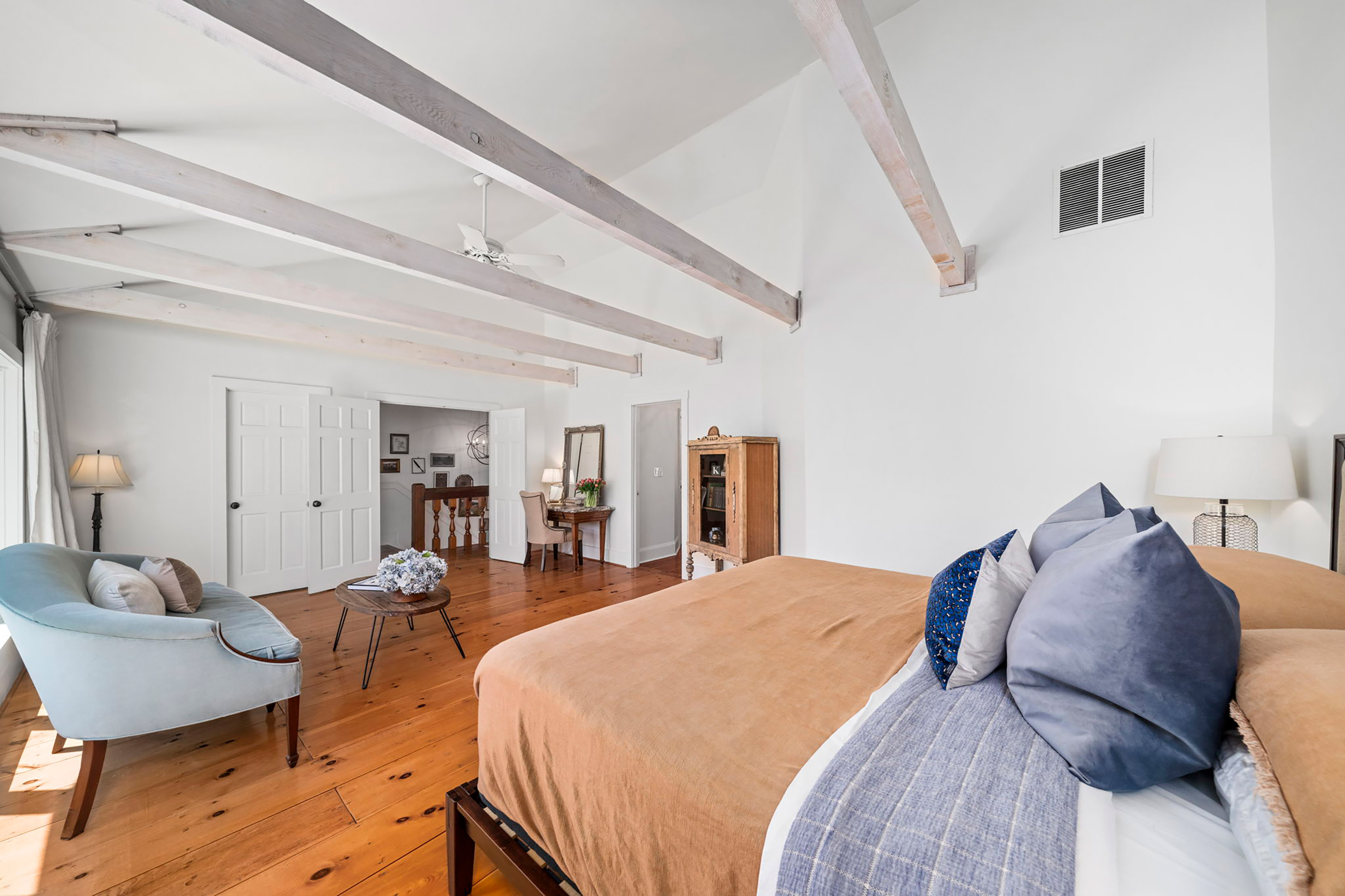  Live Timeless in Coveted Farmhouse on 4+ Private Gated Acres In Roswell - 物件實景