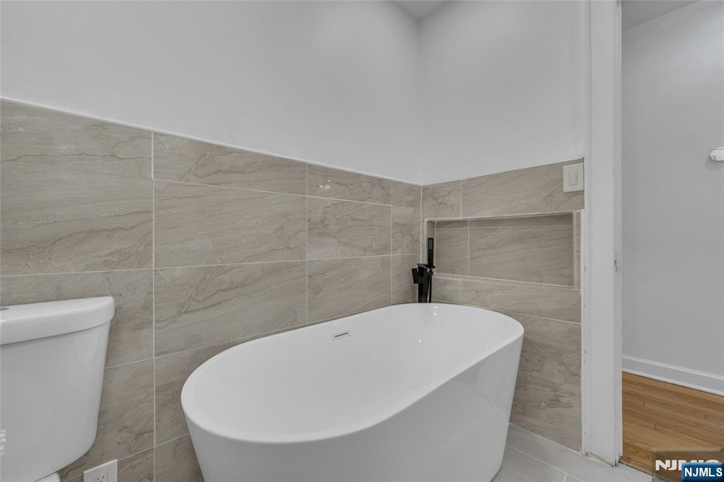 New Milford, New Jersey, 07646, United States, 2 Bedrooms Bedrooms, ,2 BathroomsBathrooms,Residential,For Sale,1948003