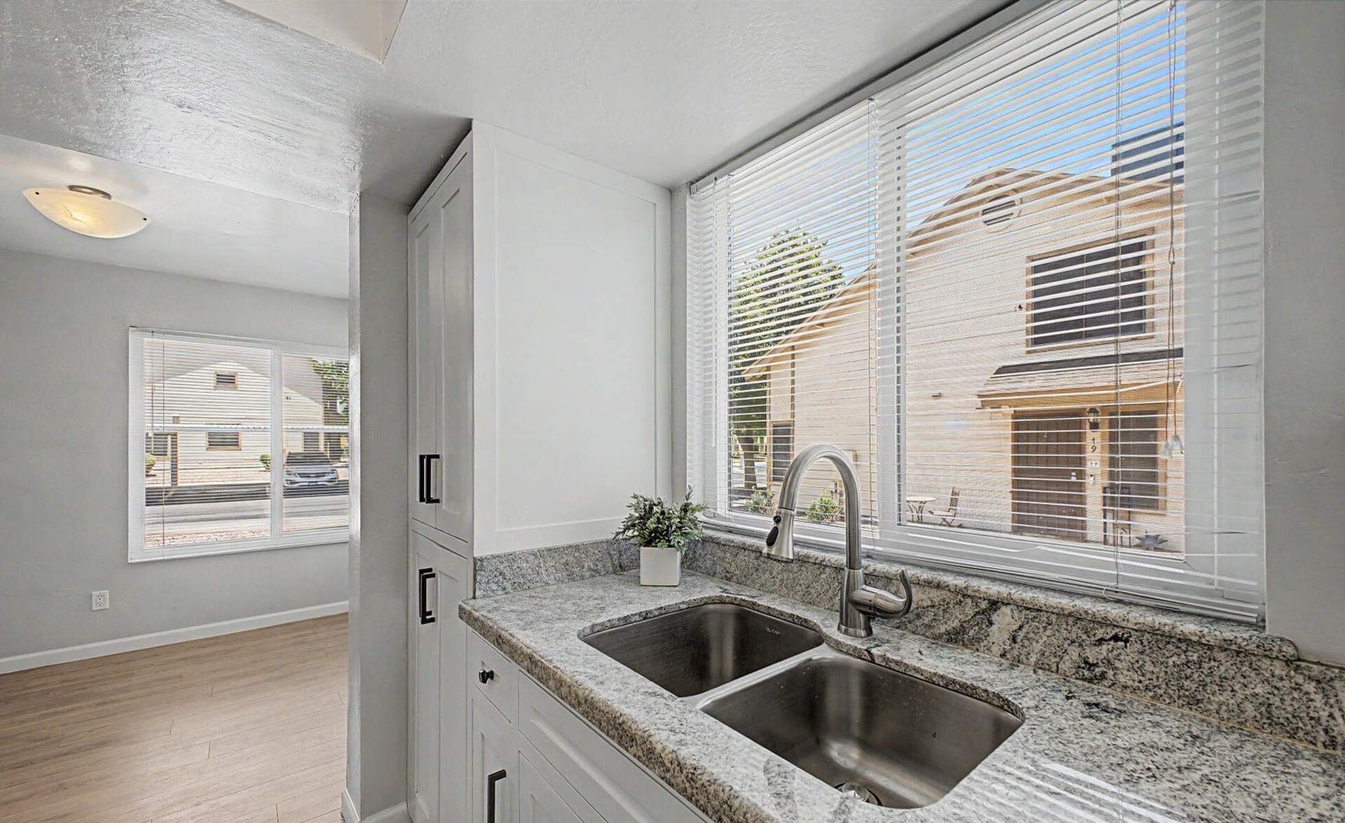  2455 E Broadway Road  Mesa, AZ - 物件實景