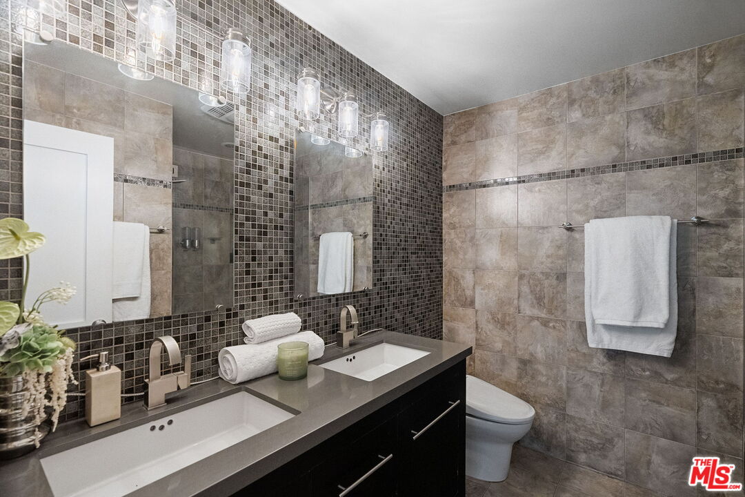 West Hollywood, California, 90069, United States, 2 Bedrooms Bedrooms, ,2 BathroomsBathrooms,Residential,For Sale,1786115