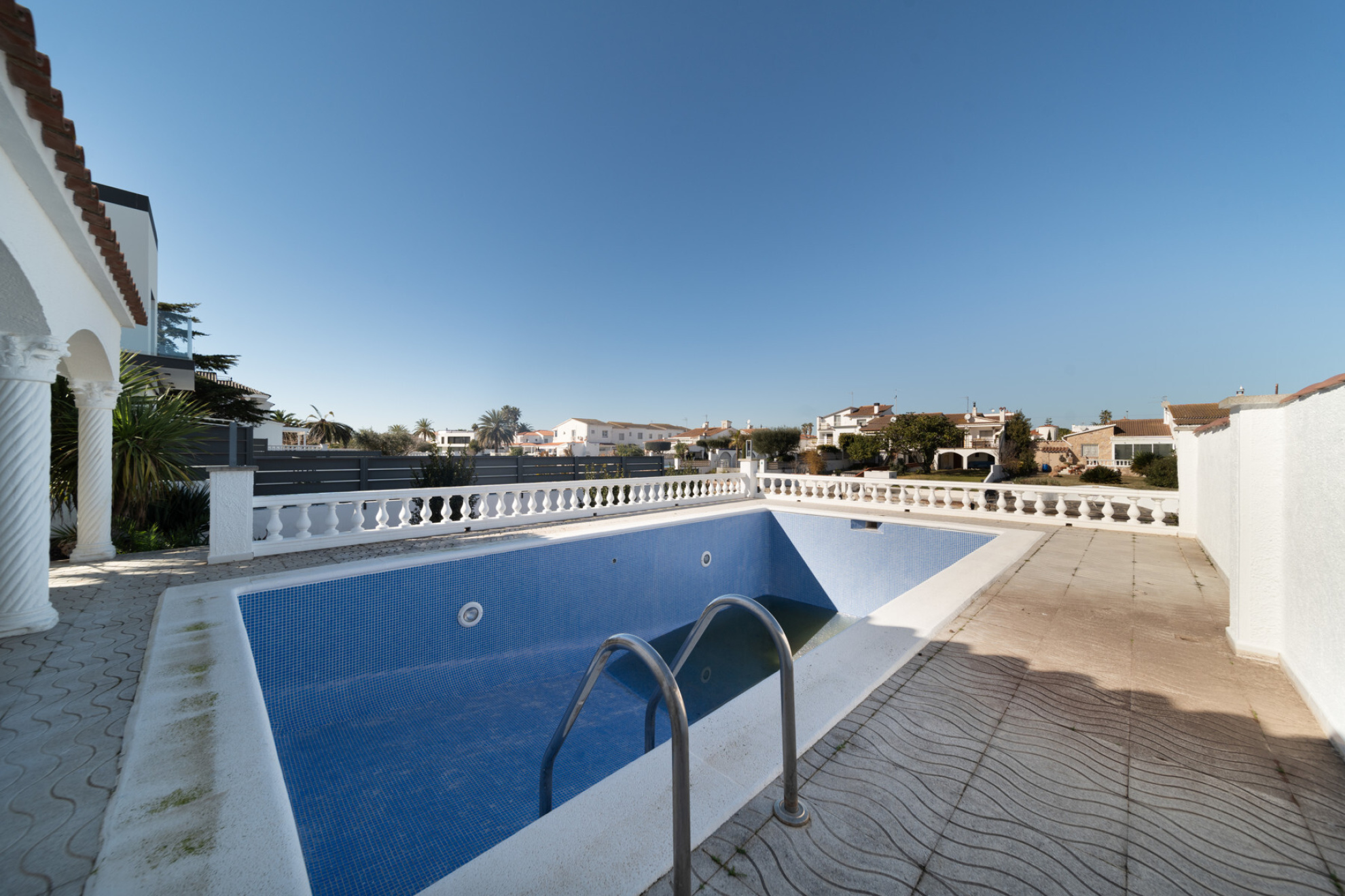  Renovated house on the wide canal with swimming pool. - 物件實景
