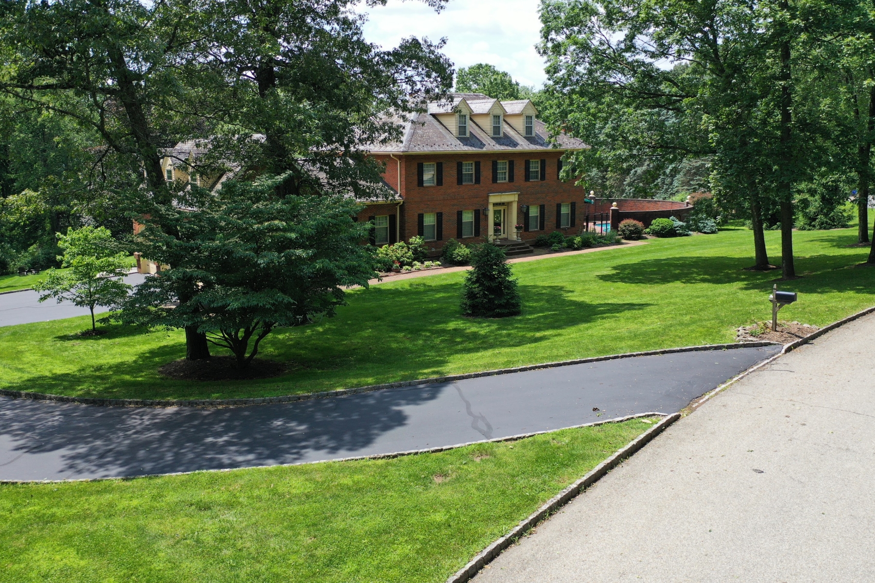  Thoughtfully Designed Stately Brick Colonial Home - 物件實景