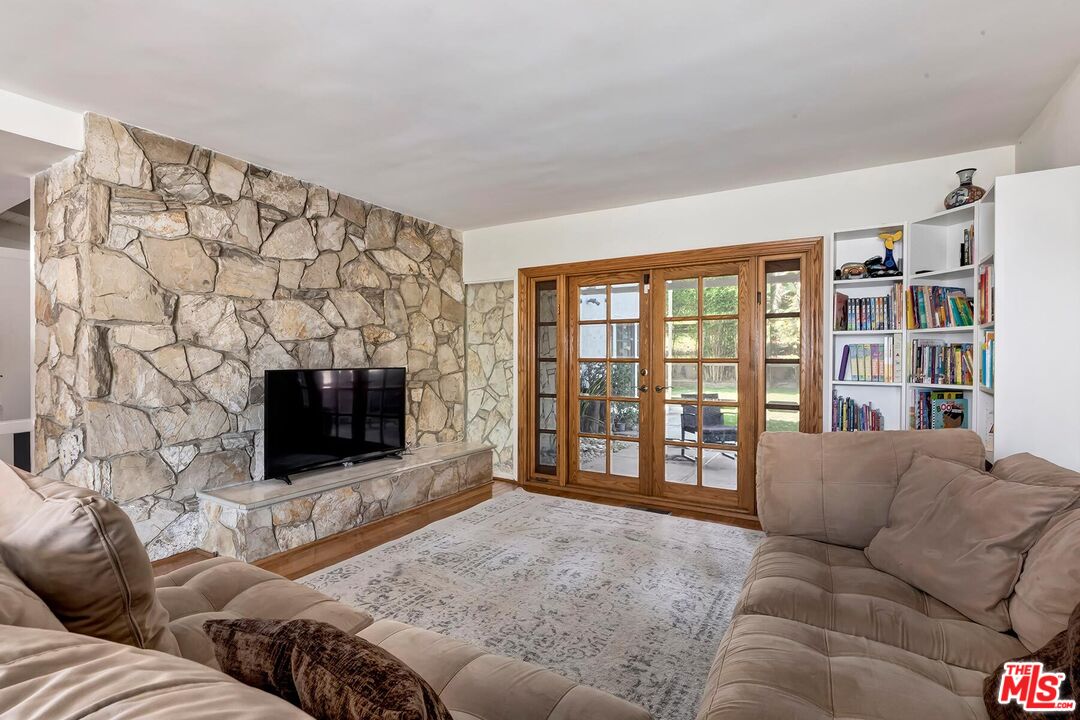 Los Angeles, California, 90008, United States, 4 Bedrooms Bedrooms, ,3 BathroomsBathrooms,Residential,For Sale,2001636