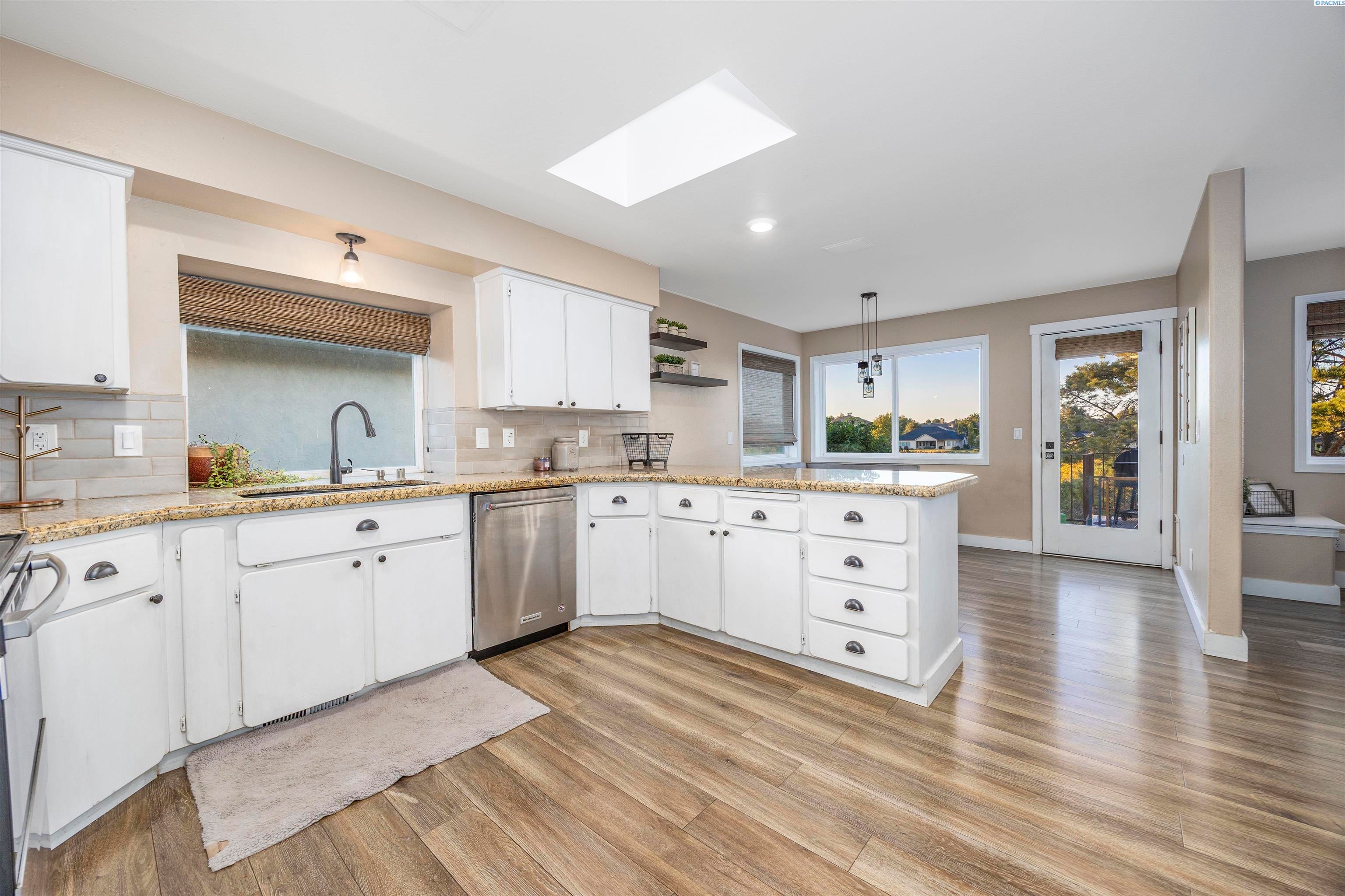 Kennewick, Washington, 99337, United States, 4 Bedrooms Bedrooms, ,2 BathroomsBathrooms,Residential,For Sale,1978666