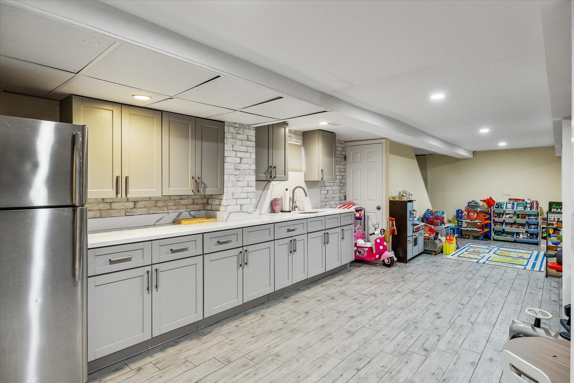 Howard Beach, New York, 11414, United States, 6 Bedrooms Bedrooms, ,2 BathroomsBathrooms,Residential,For Sale,2005661