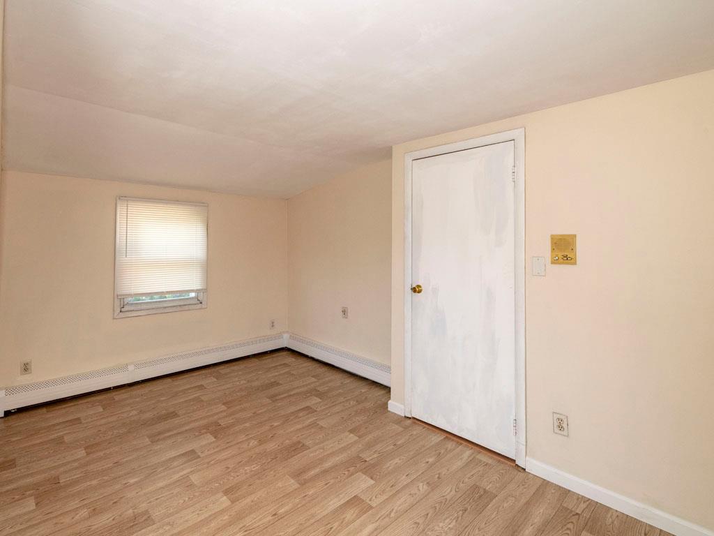 West Islip, New York, 11795, United States, 3 Bedrooms Bedrooms, ,2 BathroomsBathrooms,Residential,For Sale,1923514