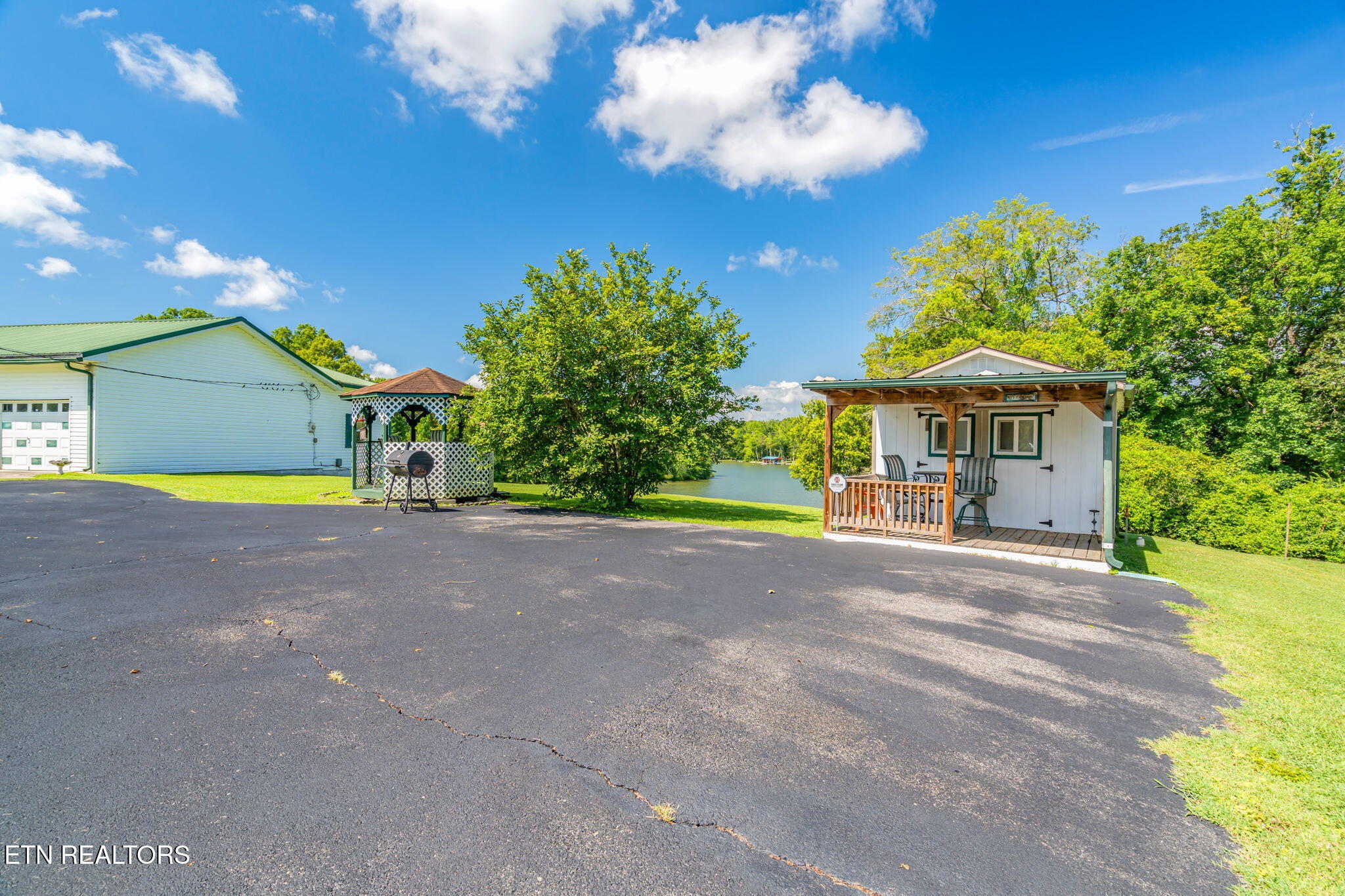 Kingston, Tennessee, 37763, United States, 3 Bedrooms Bedrooms, ,2 BathroomsBathrooms,Residential,For Sale,1891153