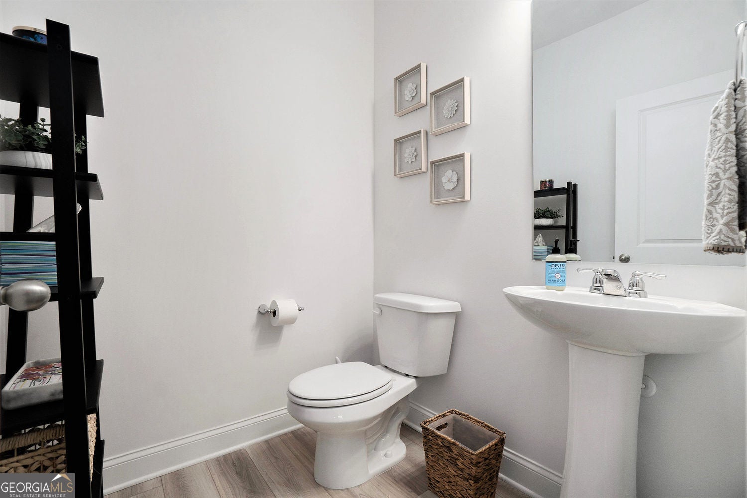 Smyrna, Georgia, 30126, United States, 4 Bedrooms Bedrooms, ,4 BathroomsBathrooms,Residential,For Sale,1959897