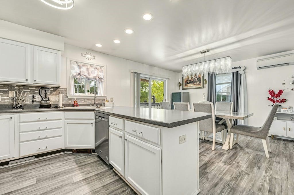 Webster, Massachusetts, 01570, United States, 3 Bedrooms Bedrooms, ,2 BathroomsBathrooms,Residential,For Sale,1937181