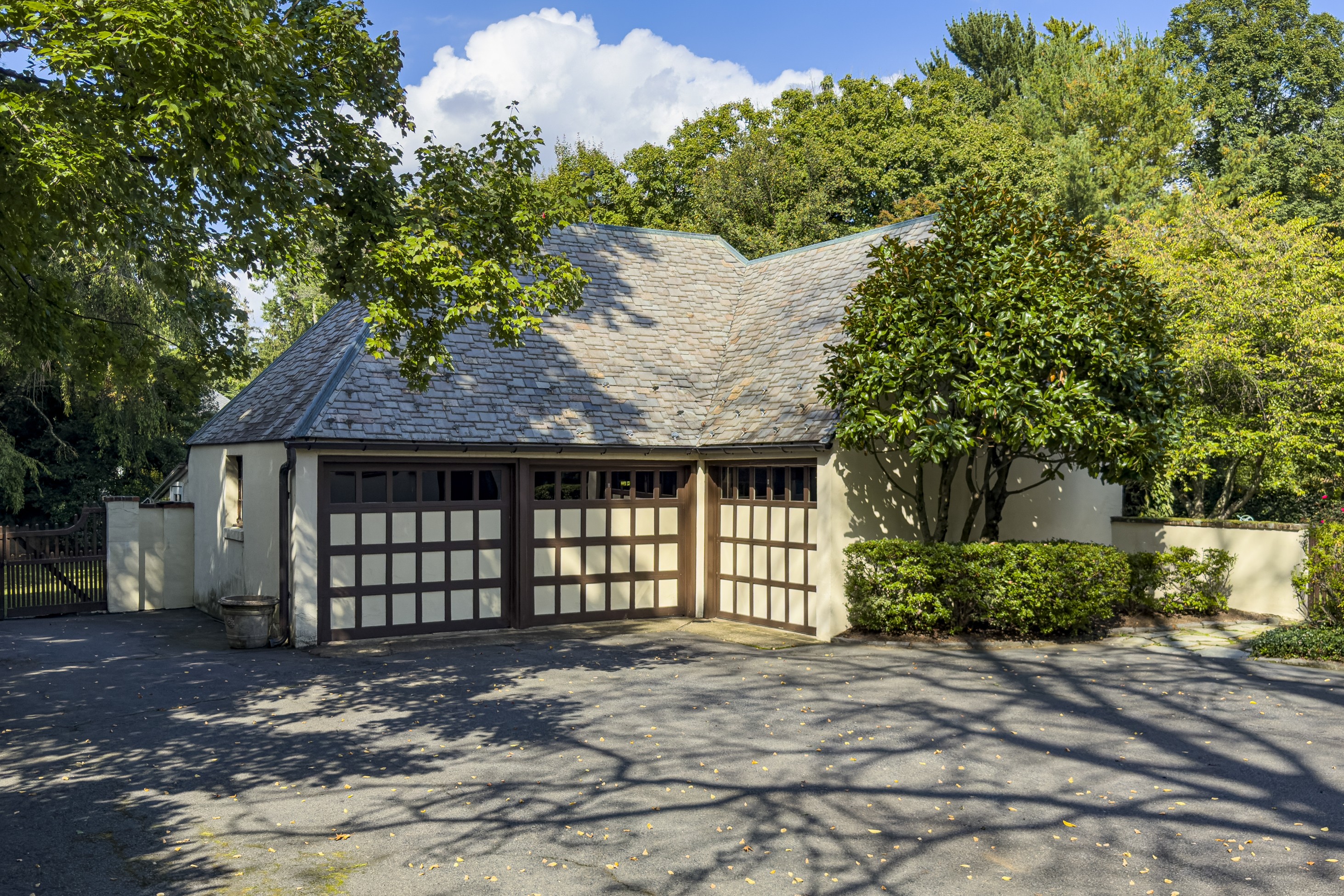  Modernized Tudor on a Magnificent Oversized Lot - 物件實景