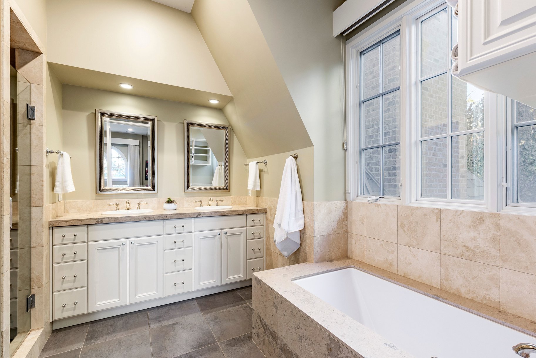  Stunning Custom Build on Millcreek Way - 物件實景