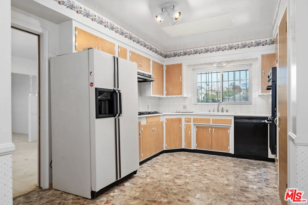 Los Angeles, California, 90056, United States, 2 Bedrooms Bedrooms, ,3 BathroomsBathrooms,Residential,For Sale,2001652