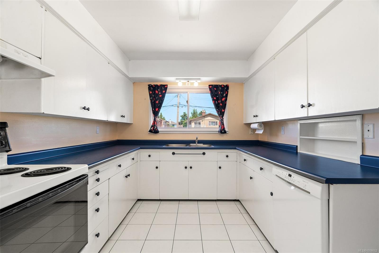 SAANICH, British Columbia, V8N 2E2, CA, 4 Bedrooms Bedrooms, ,Residential,For Sale,1949175