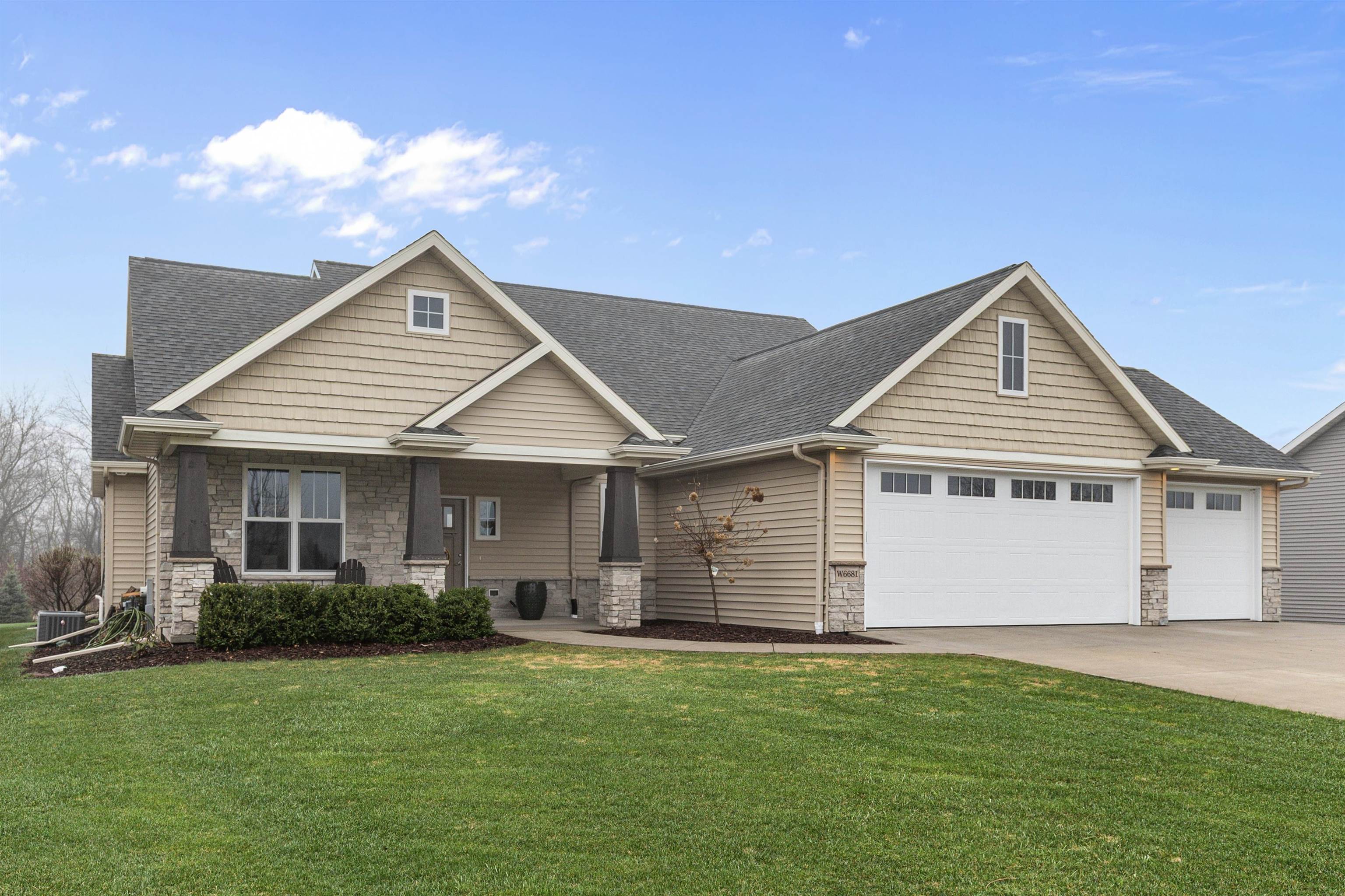 Greenville, Wisconsin, 54942-8126, United States, 6 Bedrooms Bedrooms, ,5 BathroomsBathrooms,Residential,For Sale,2040409