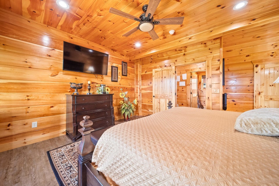 Sevierville, Tennessee, 37876, United States, 4 Bedrooms Bedrooms, ,6 BathroomsBathrooms,Residential,For Sale,1976346