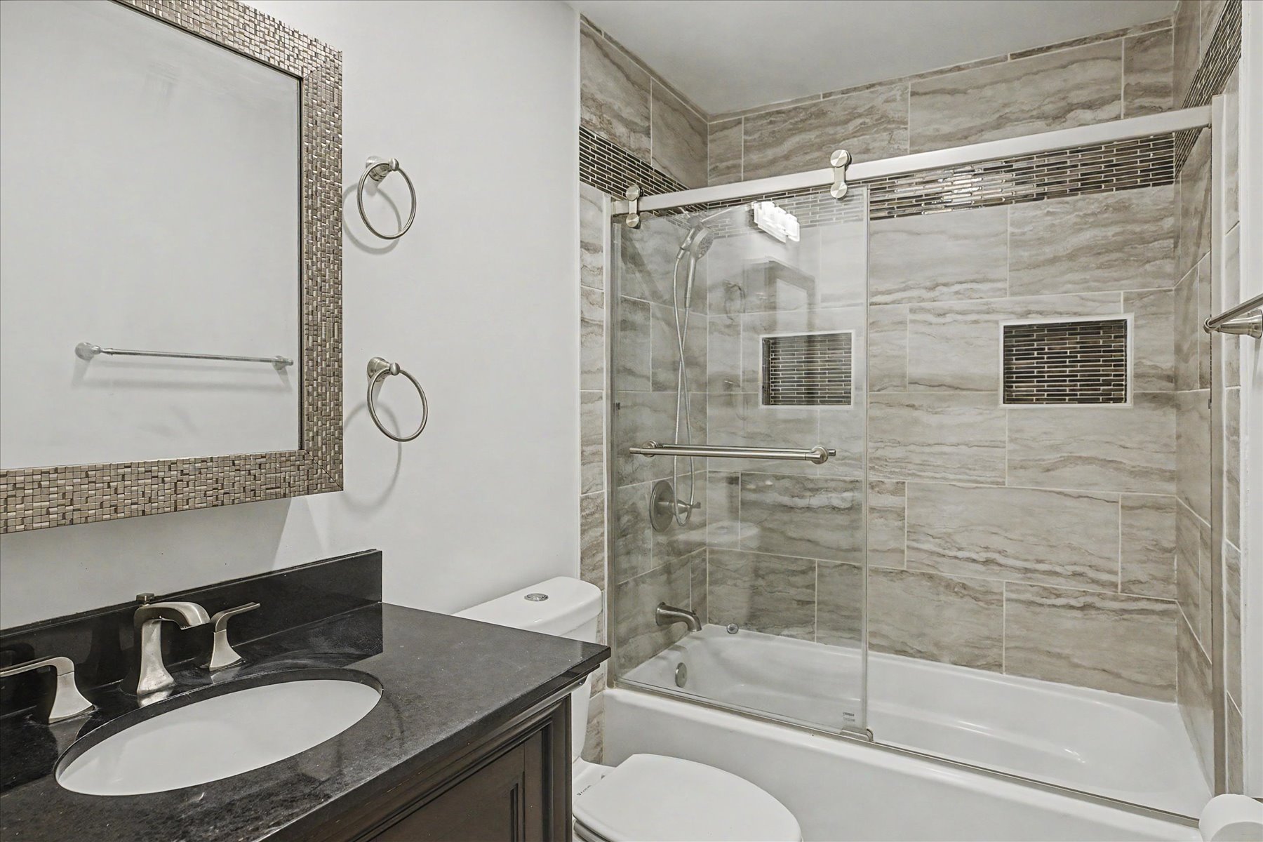  Lovely Cape Cod Home Situated on Two Private Acres - 物件實景